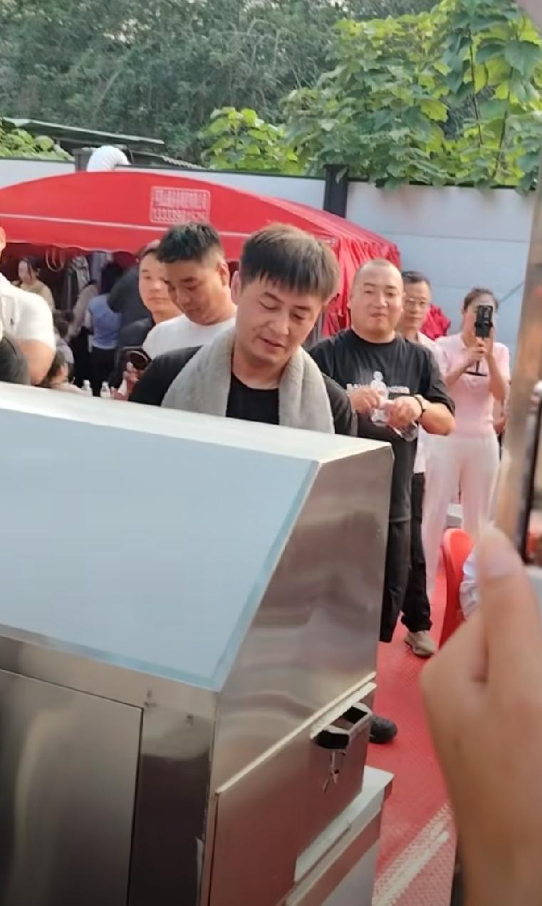 平顶山一个烧烤摊前，围了上百人。

摊主老陈，46岁，长得像张雪峰。

当晚，直