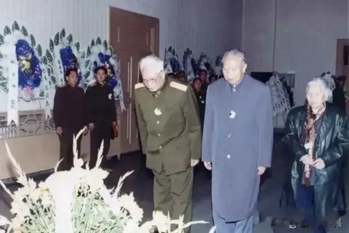 1996年12月17日，吴岱将军遗体告别仪式上，华国锋（前中）、张震（前左）正缓