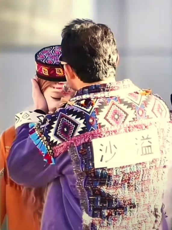 沙溢宋雨琦额前互动刷屏，4K生图曝并非亲吻
 近日，《奔跑吧》新疆特辑录制现场，