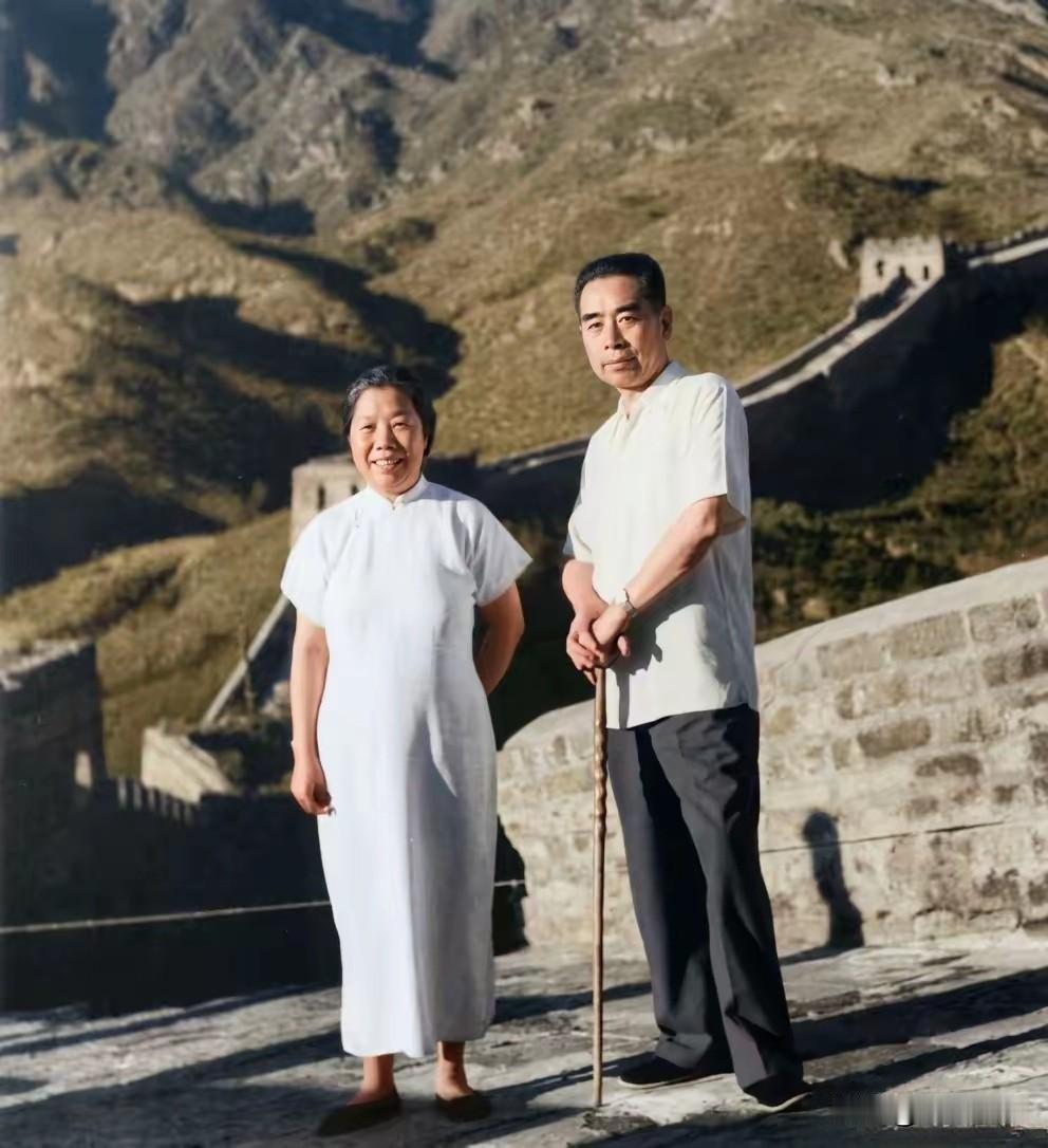 🍁1955年盛夏八达岭长城，周总理与邓颖超夫妇留下珍贵合影。

邓颖超身着素雅