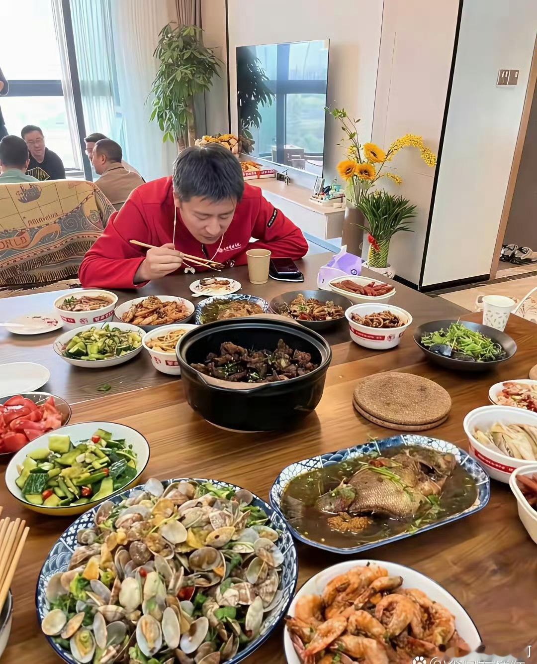 张雪峰平常吃饭不挑，顿顿油腻大鱼大肉，压根不顾健康！ 