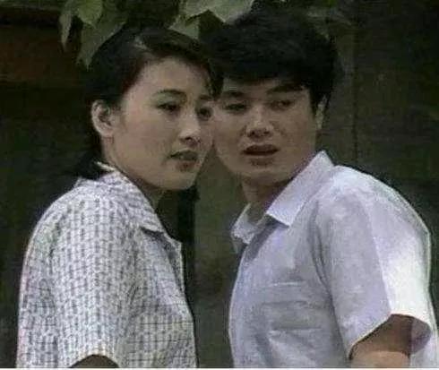 1989 年，《渴望》拍到一半时，饰演刘慧芳的张凯丽哀求导演说:“导演，你赶紧把