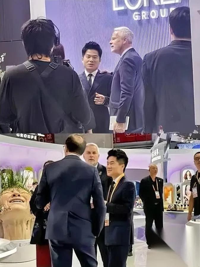 进博会偶遇董宇辉！真人…

气场比镜头强10倍？

朋友现场看呆：董宇辉穿黑西装