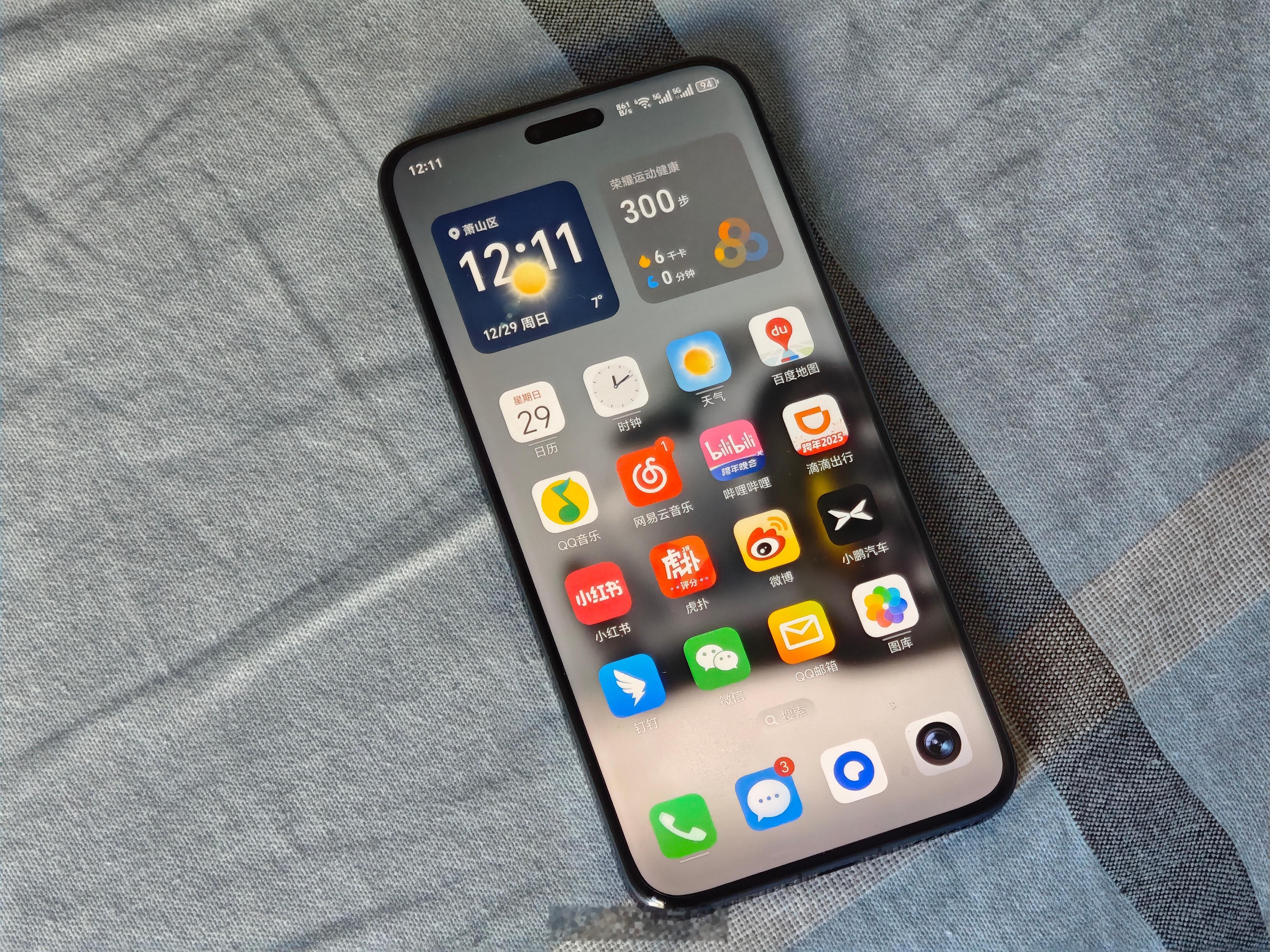 荣耀RSR今年的屏幕没有上双层OLED，其实我觉得是一件好事，因为双层OLED的