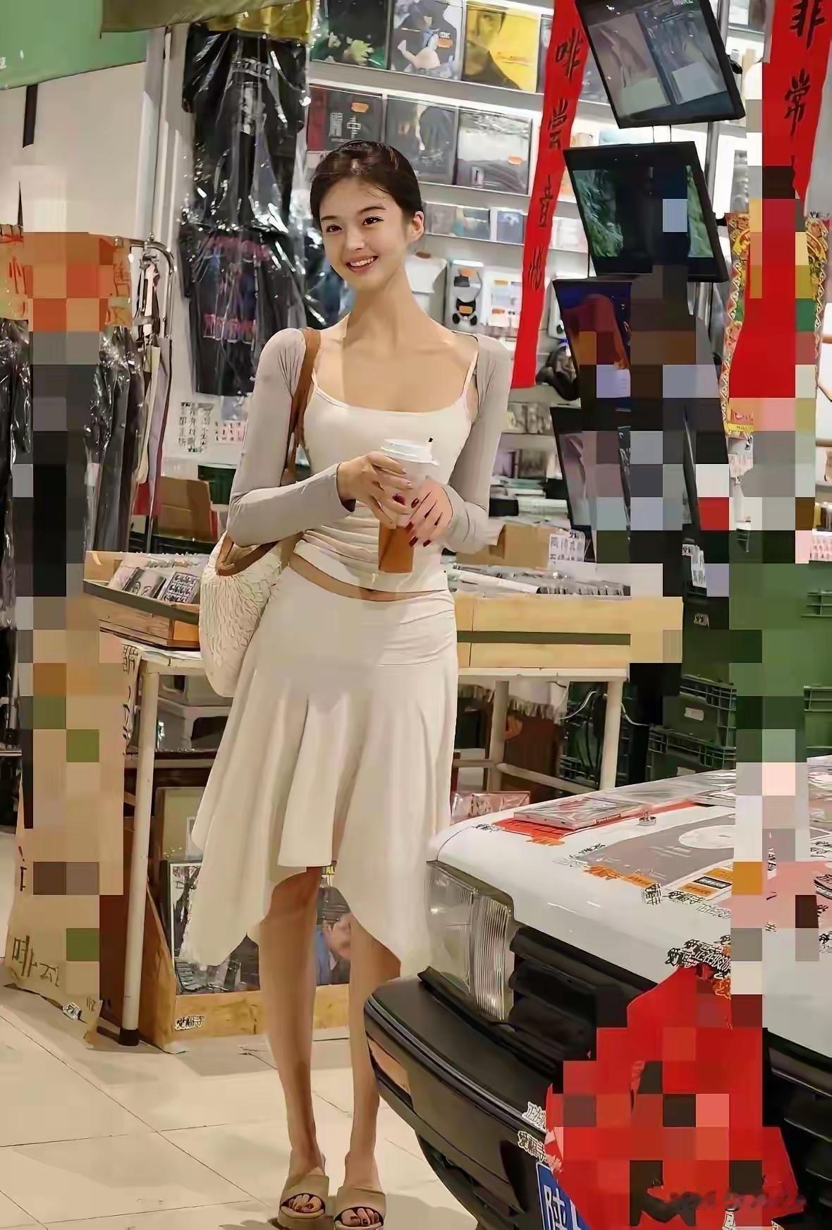 好自信的小姑娘，笑起来真的很甜蜜，看到他就想到了大学里面最美的女生，是不是有点像