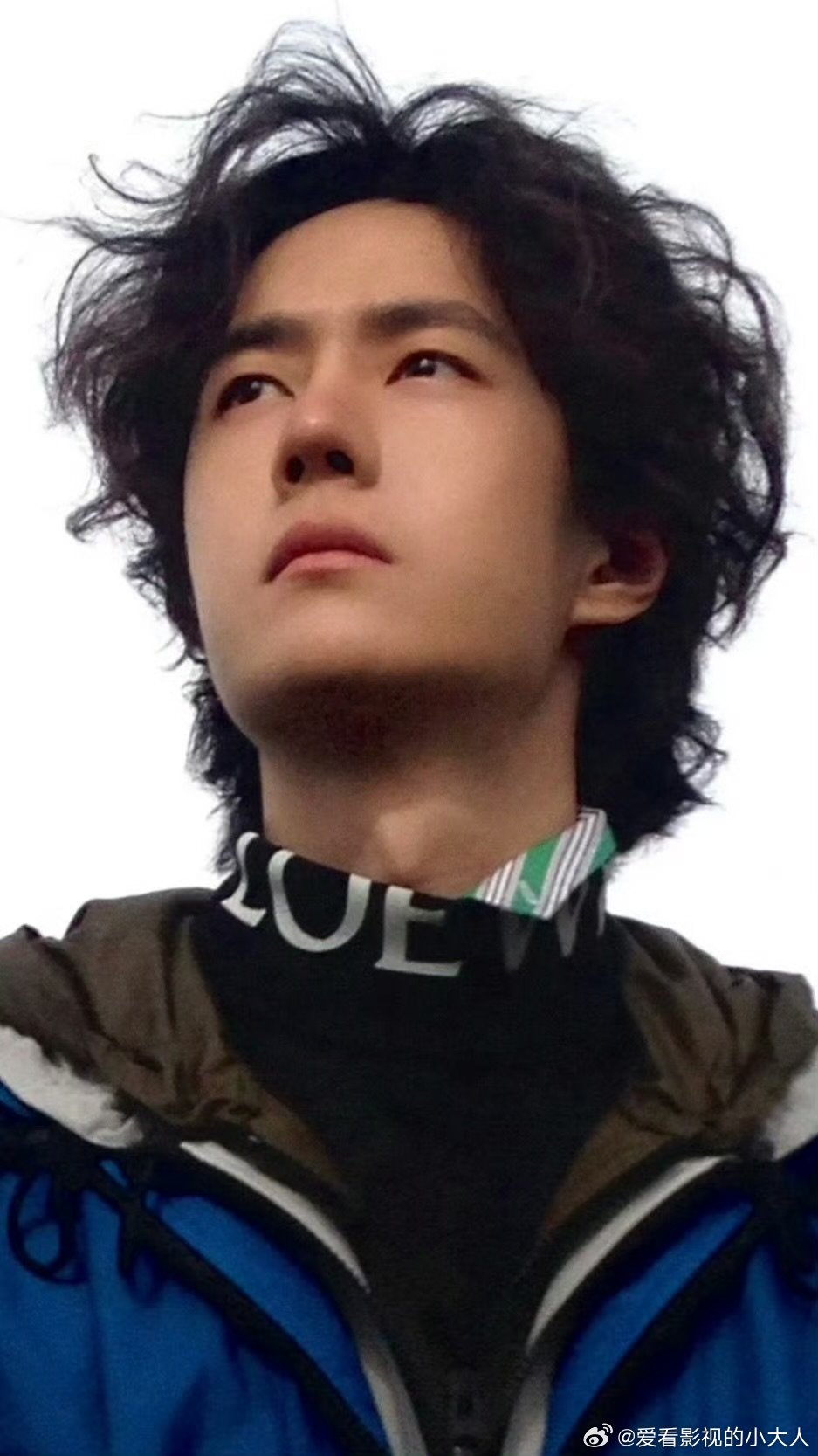 王一博这脸真是又小又立体 巴掌小脸自带雕塑感，大大的五官精致如画✨这不就是真人版