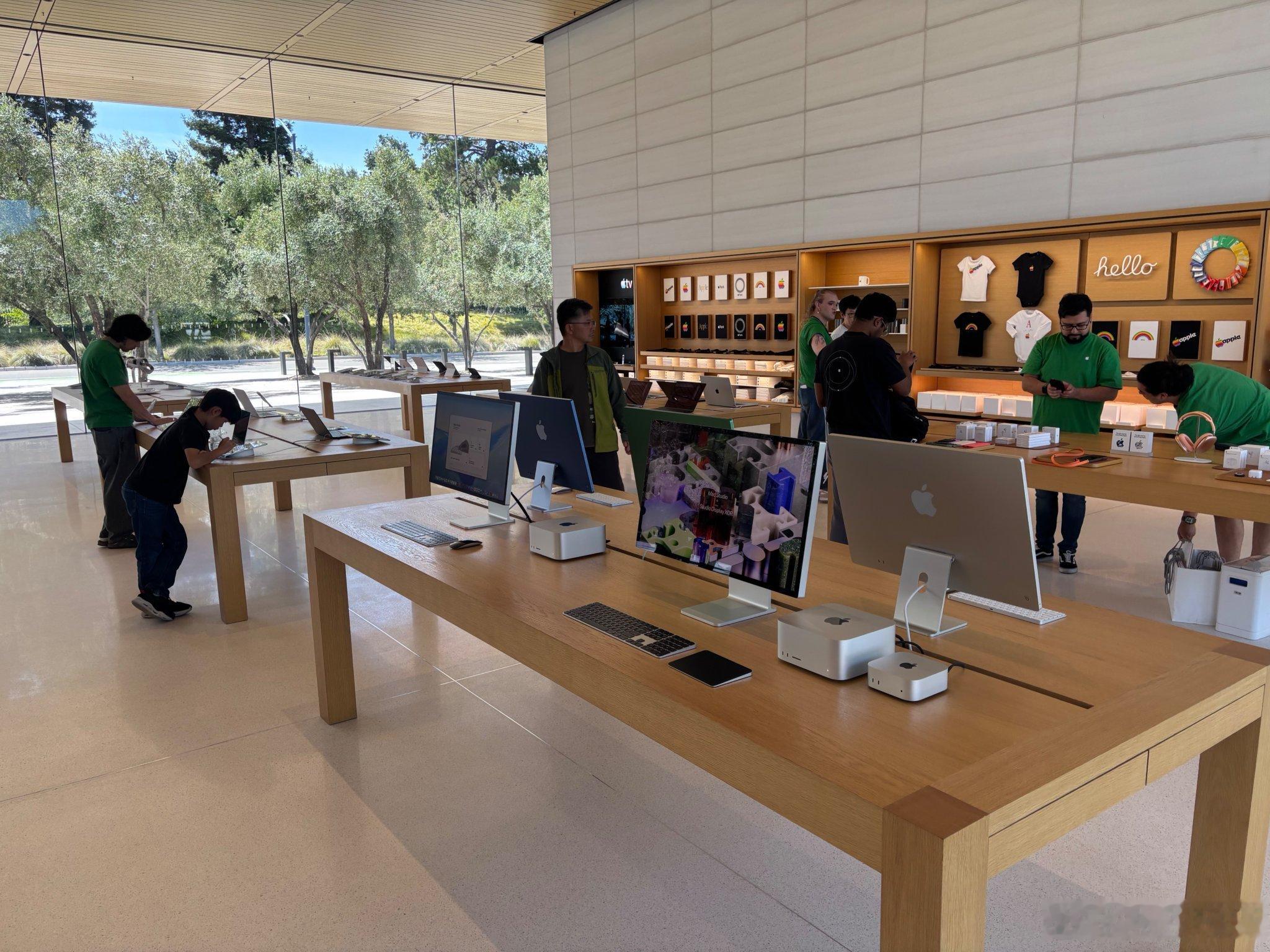 这是位于库比蒂诺的Apple Park的零售店和访客中心。左侧是MacBook 