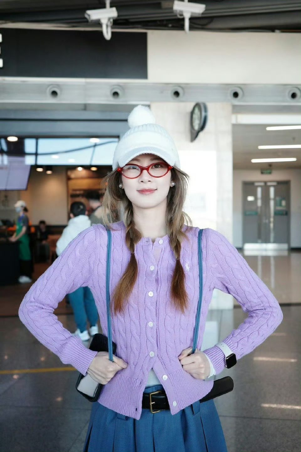 赵昭仪新发色赵昭仪的新发色也太美了吧！照片里的她白到发光，皮肤透亮，搭配俏皮穿搭