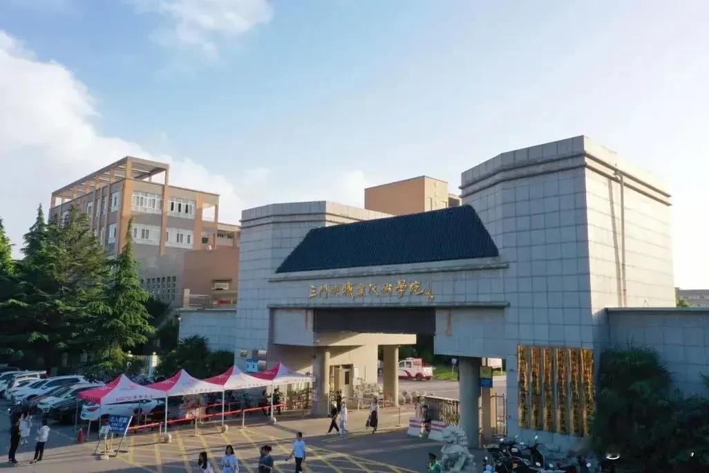  今天早上从三门峡职业技术学院过，看到很多的同学出来吃早餐。很朝气很阳光很自信，