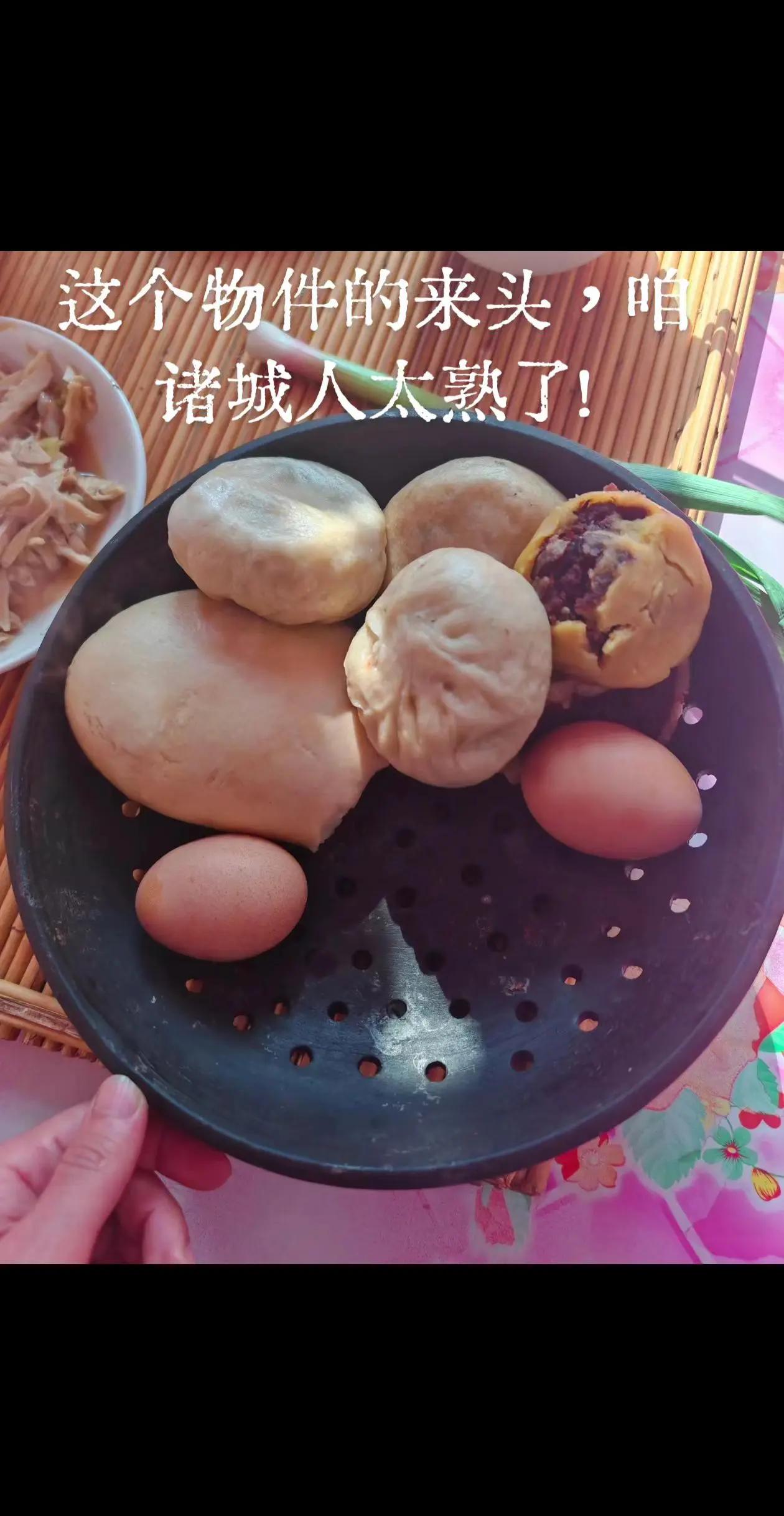 这只通体黝黑、遍凿圆孔的陶制蒸屉，是胶东大地，尤其诸城、胶州等鲁东南地区传承数千
