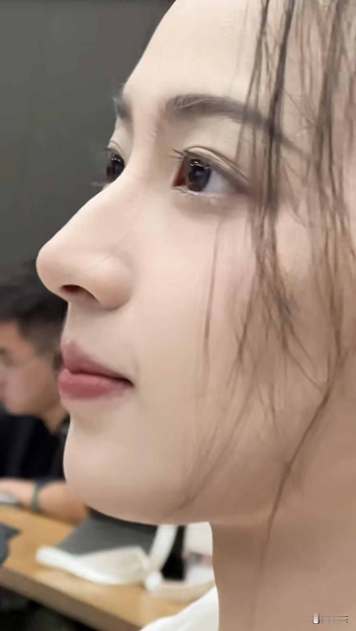 她还在读大学～～算不算校花？