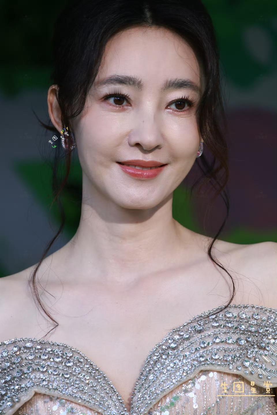 王丽坤厦门活动现场生图，这状态真棒，韵味十足！