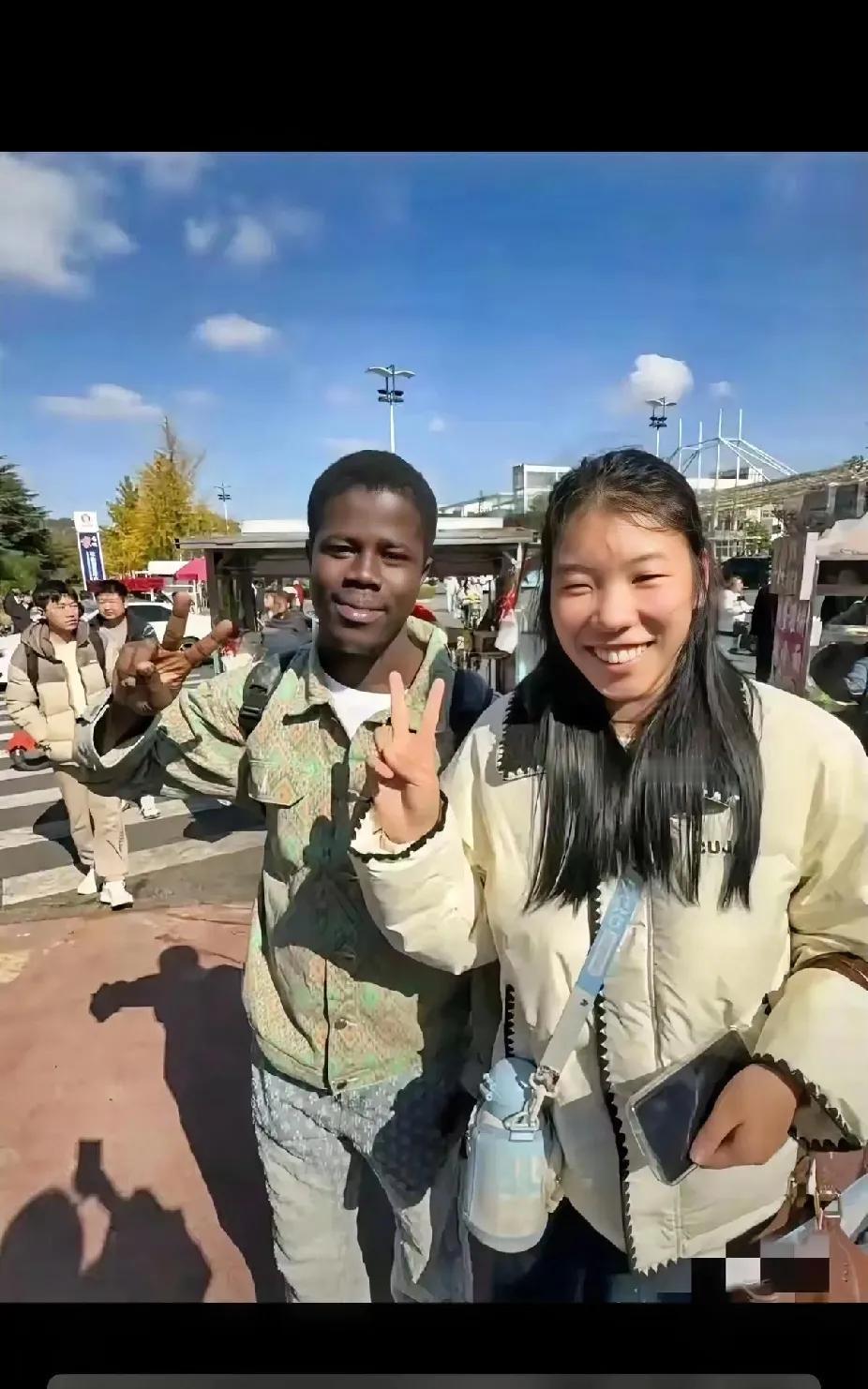 姑娘追捧黑人留学生踩国男？滤镜该碎了！
 
各位老铁，今儿刷到件窝火事儿！有姑娘