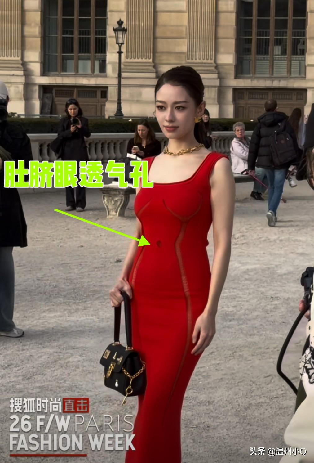 看到一个很有趣的评价，网友说吉娜的礼服很有意思，衣服肚脐眼位置自带透气孔。