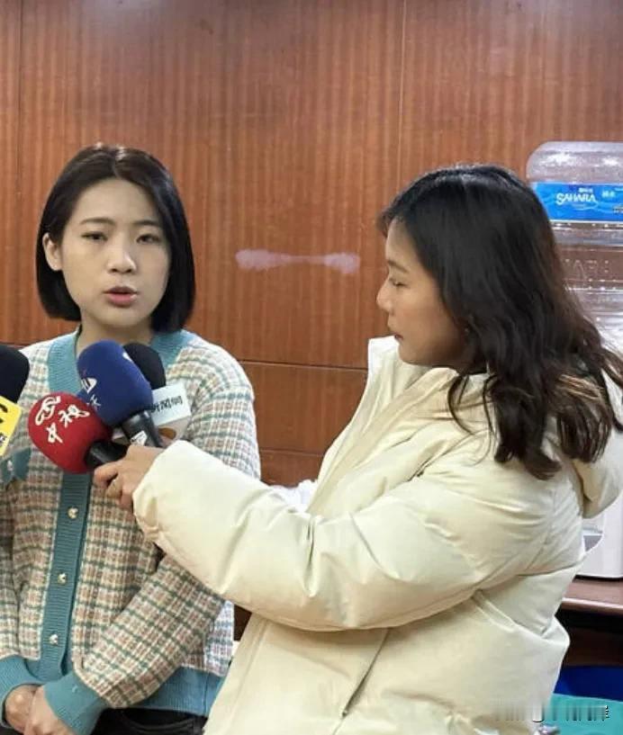 针对国民党民意机构党团总召选举出现了傅崐萁、赖士葆两人相争的局面，目前是互不退让