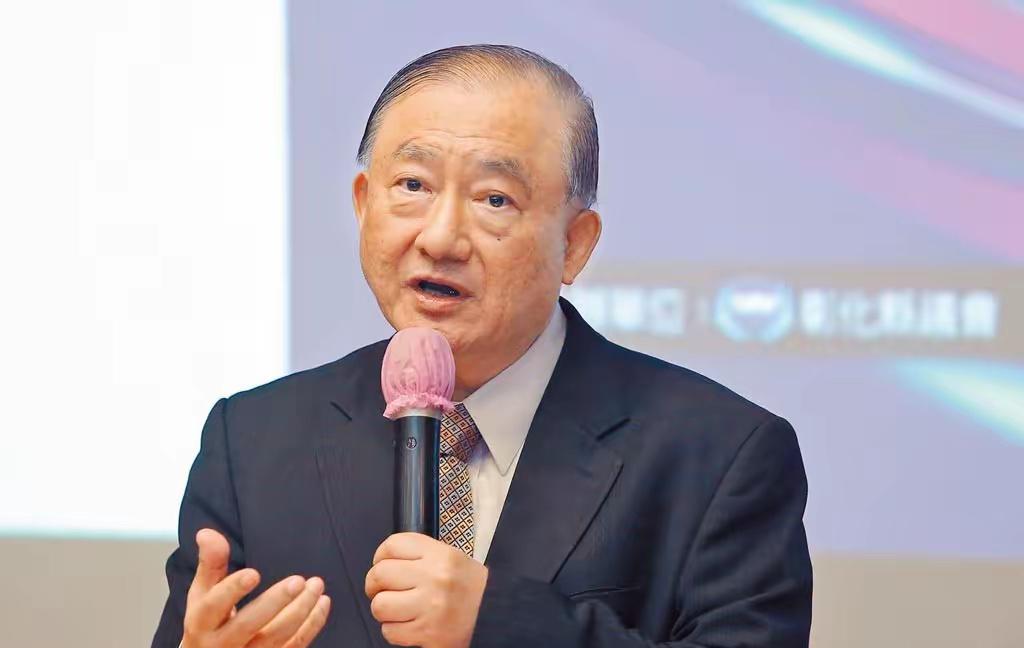 尹启铭首发声：“看不见的手”操纵病人为傀儡

有人拿病人当棋子，这事听着就让人心