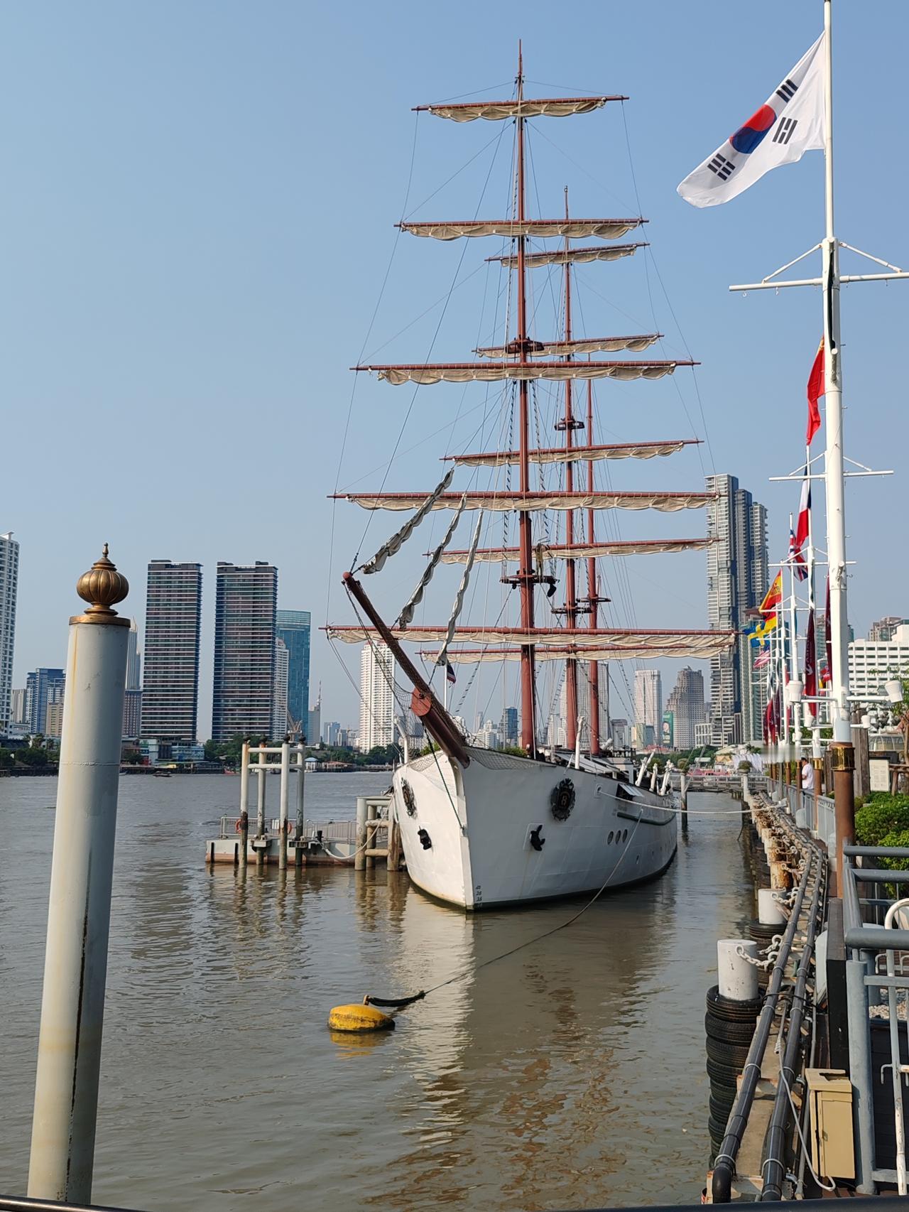 我认为合家出游，儿子五一节要飞航班，不休息，就提前在4月15-21号在泰国曼谷玩