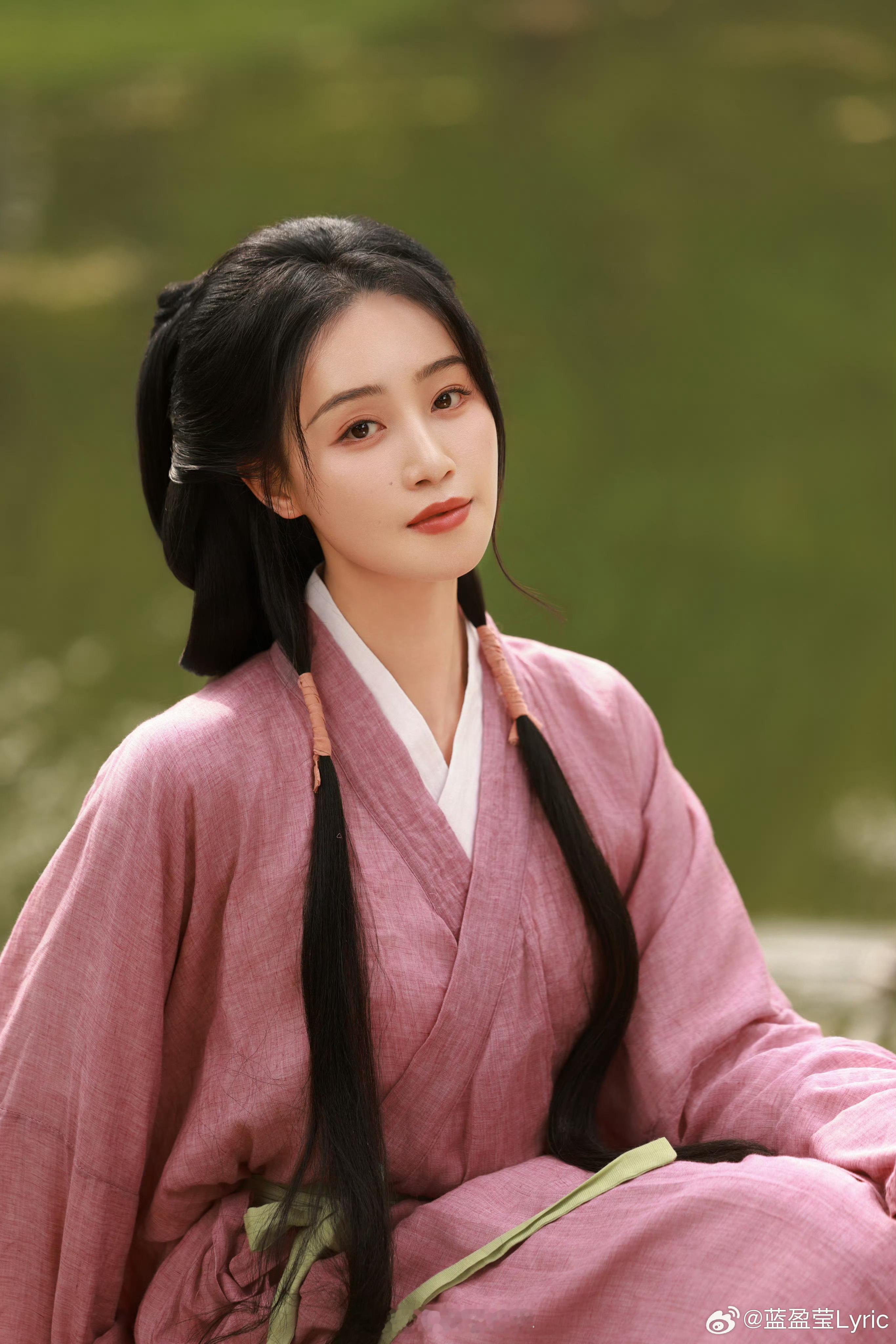 蓝盈莹生万物红棉袄造型更新美丽照片[给你小心心]粉紫色汉服衬得姐姐温婉又灵动，发