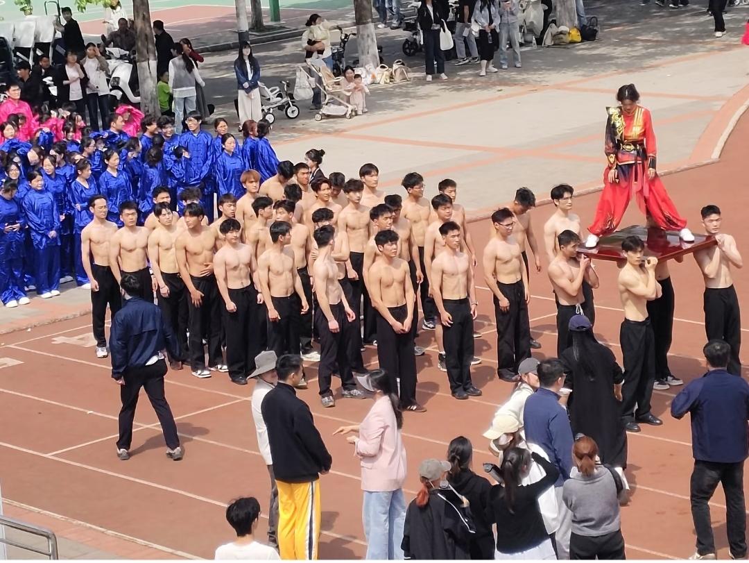 郑州工商学院春季运动会上，一群清一色袒露上身秀肌肉的男大学生格外吸睛！荷尔蒙爆棚