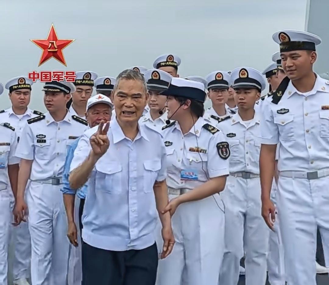 麦贤得，1945年12月生，广东饶平人，中共党员，原海军91708部队副部队长，