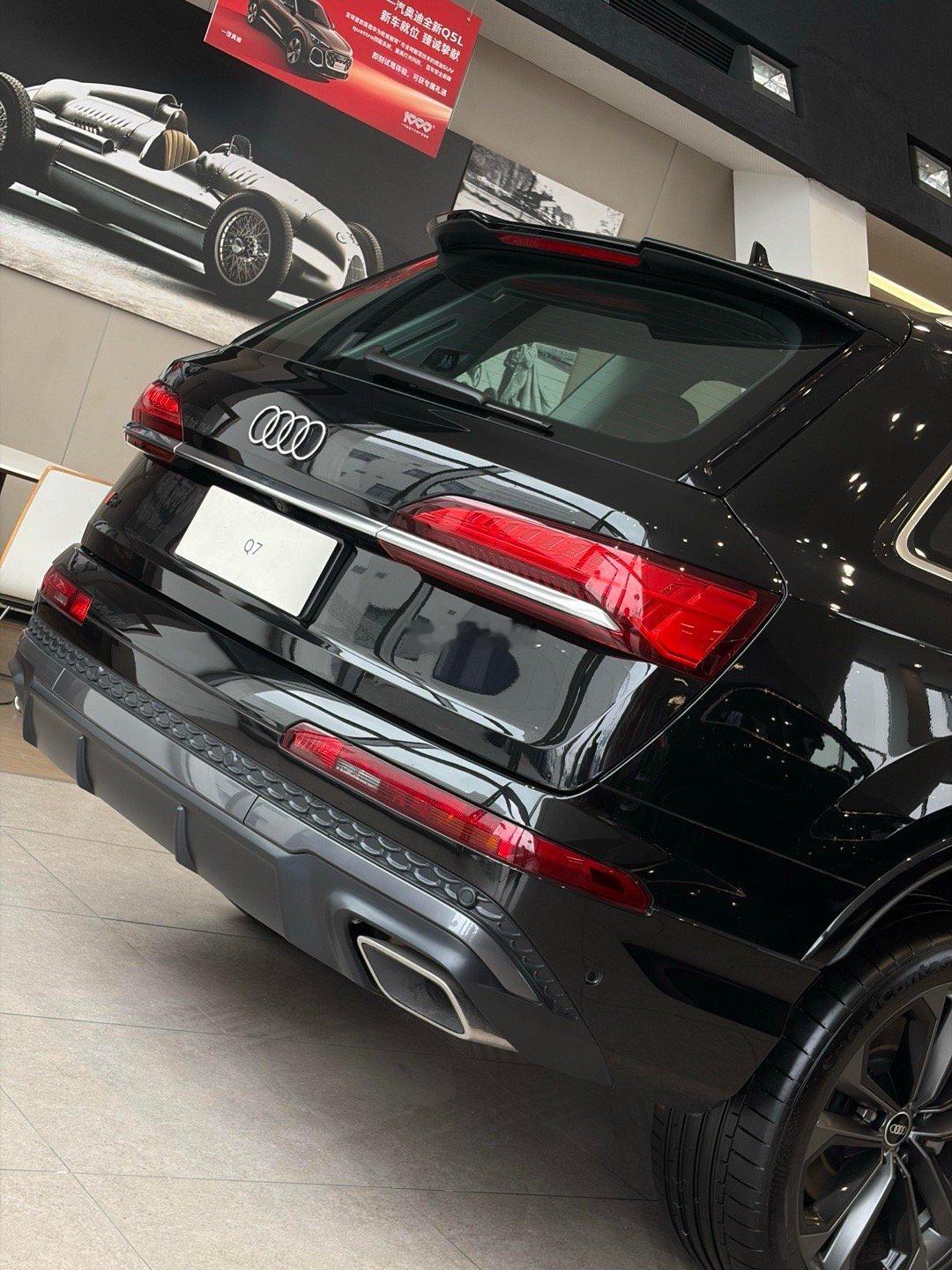 6缸7座SUV，四驱带空悬，德系旗舰！扁平化的奥迪四环logo➕新升级的矩阵式L