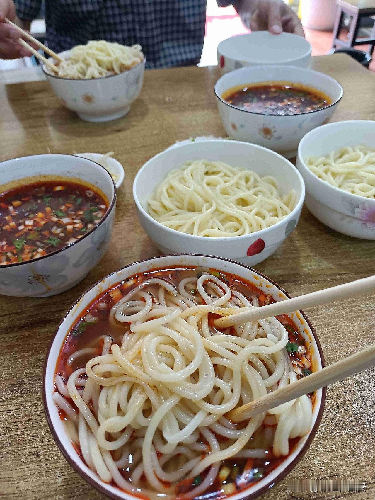 庆阳饸烙面整起，11元一大桌，还带四个小菜，你看这颜值在不在线？
带定位晒今日生