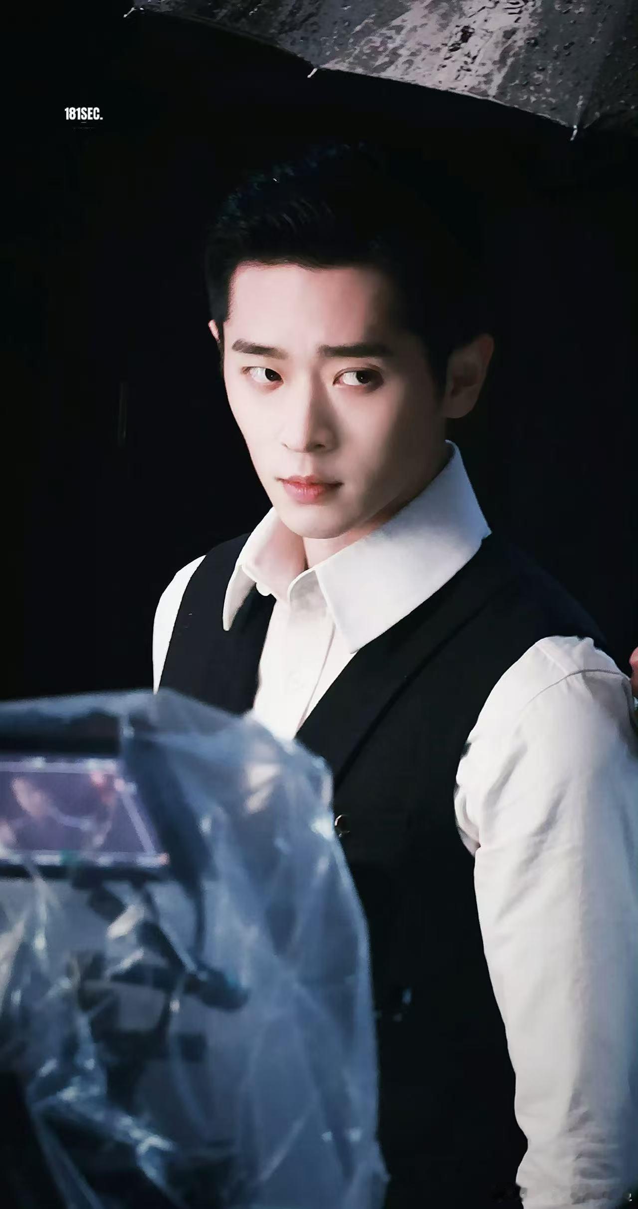 雨夜碰瓷军阀后我成了他的金丝雀 虞昶轩和叶平君的初遇像是一场命中注定，雨夜里的偶