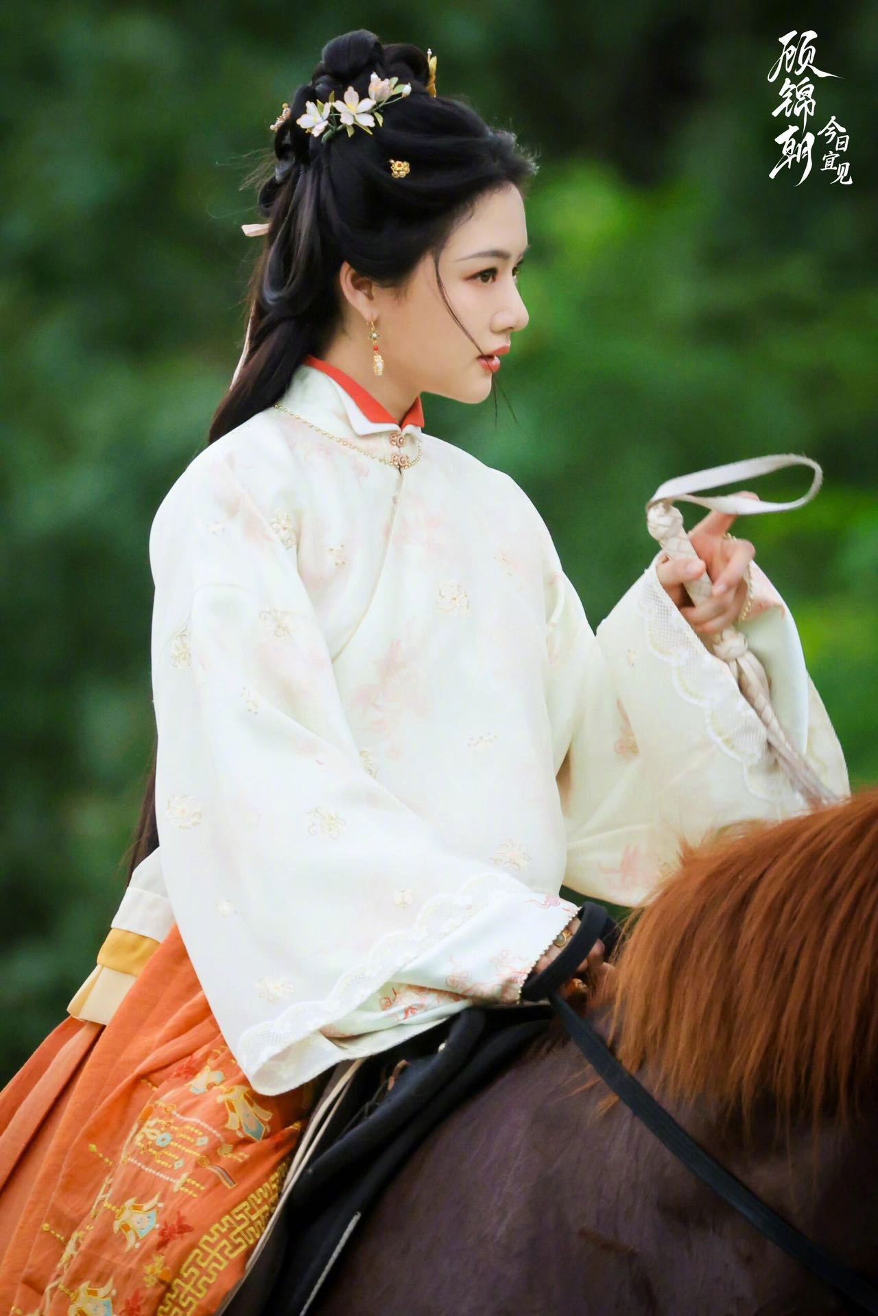 任敏骑马戏拒绝替身 好佩服任敏身上这种不服输的韧劲！剧组给她找了替身，但她想坚持