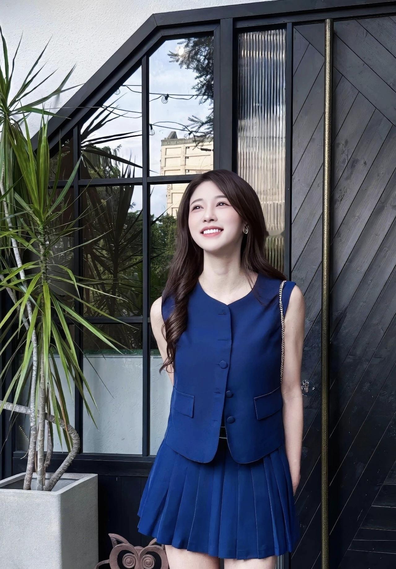 一身宝蓝解锁元气日常，抬头撞见的美好都藏在笑意里✨