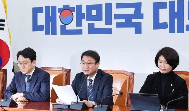 19日，韩国执政的共同民主党高层在前总统尹锡悦宣判日集体发声，强烈要求法院判处尹