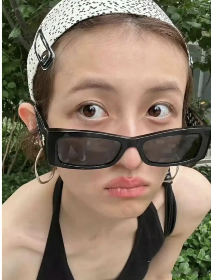张子枫瘦成这样真的好看吗？张子枫现在的样子和鲁豫不相上下，就剩一副骨架了，禁不住