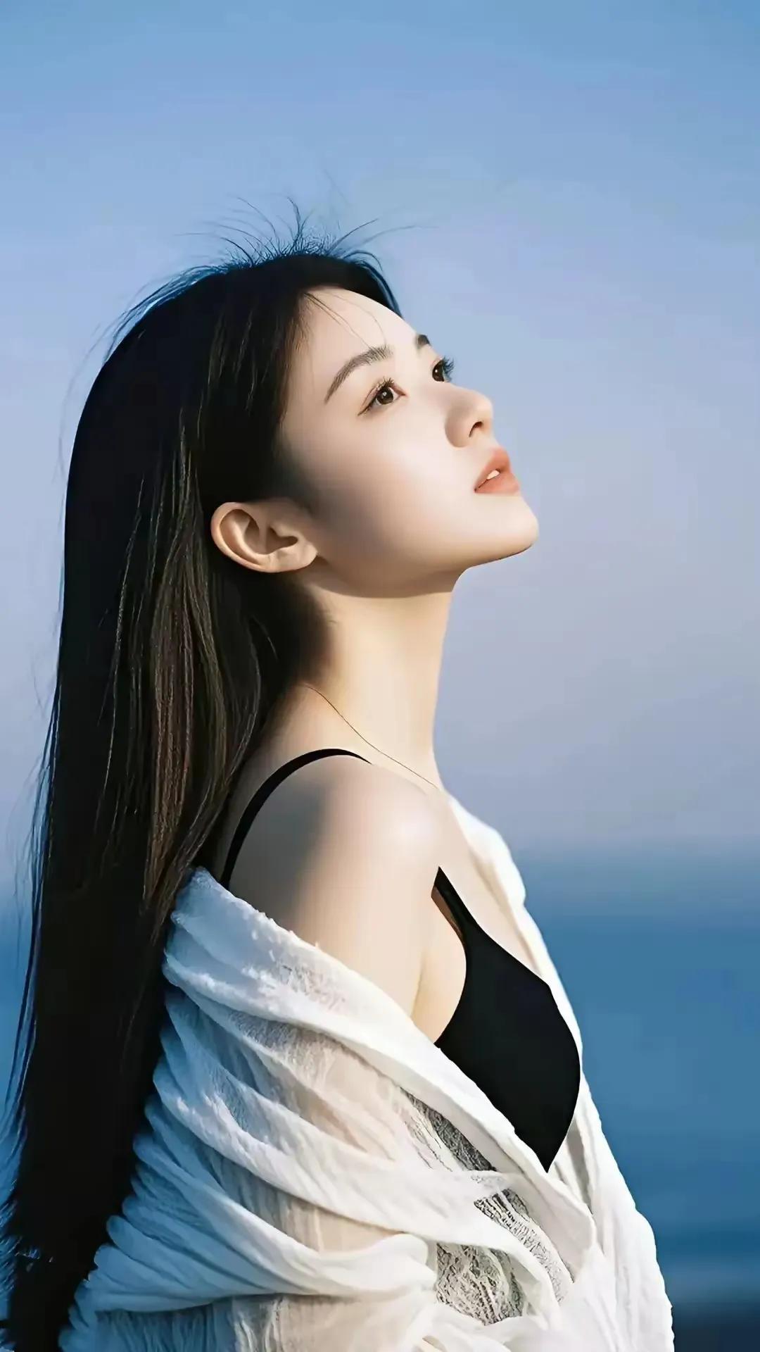 海的那边有佳人，你能否成为她的依靠#热荐美女壁纸#