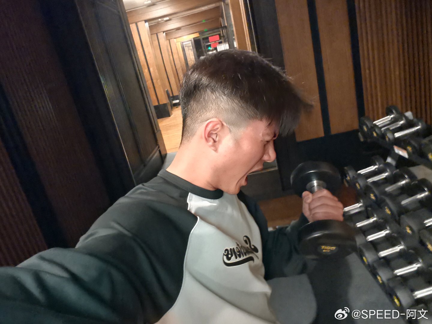 半夜不睡觉玩认真的是吧被他感染熏陶一下我也拍了照证明我练了