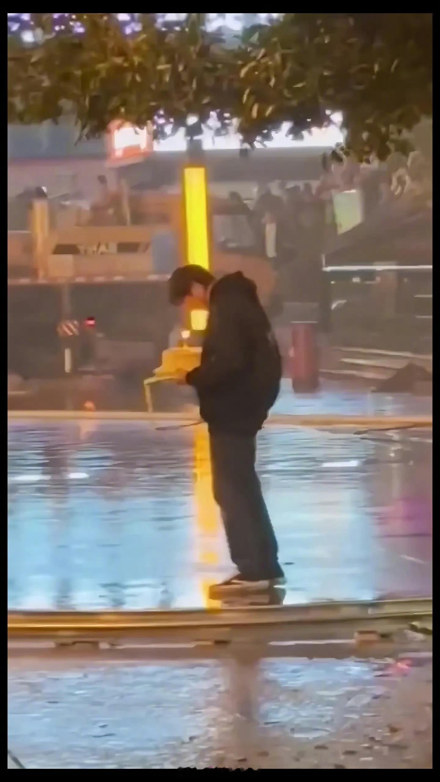 张若昀被路人误会失恋了路人：这年轻人，好惨一男的该说不说张若昀这演技确实绝了路路