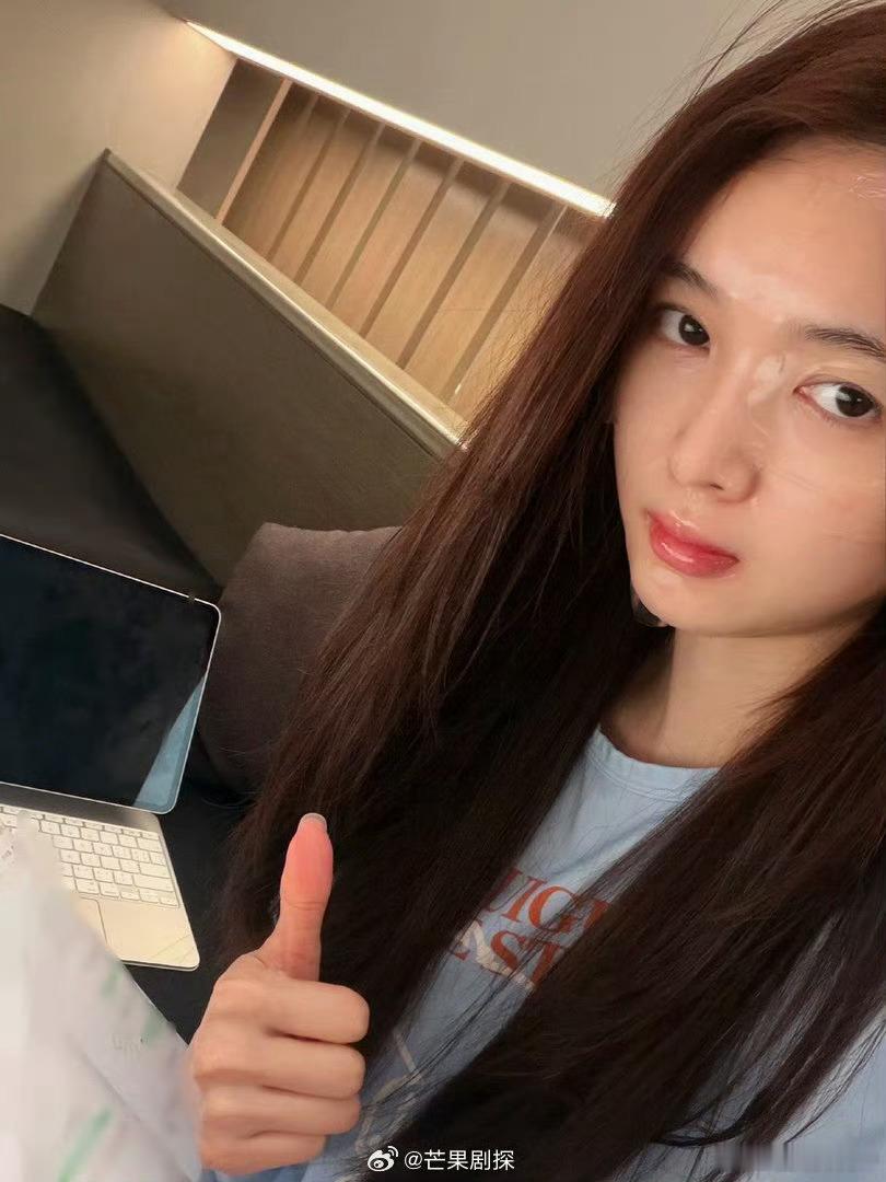 吴宣仪咖啡馆学习被帅哥搭讪吴宣仪自爆音乐节会有多首新歌生活可爱、事业开挂✨吴宣仪