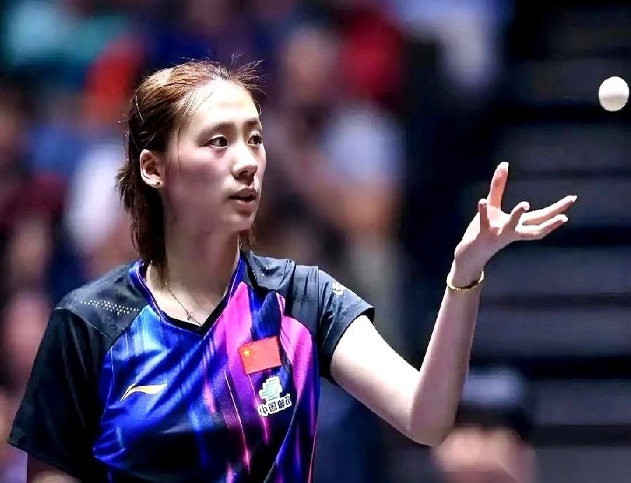 我真的有点看不懂了。
一个人，就一个桥本帆乃香。
把我们的小将覃予萱，摁在地上摩