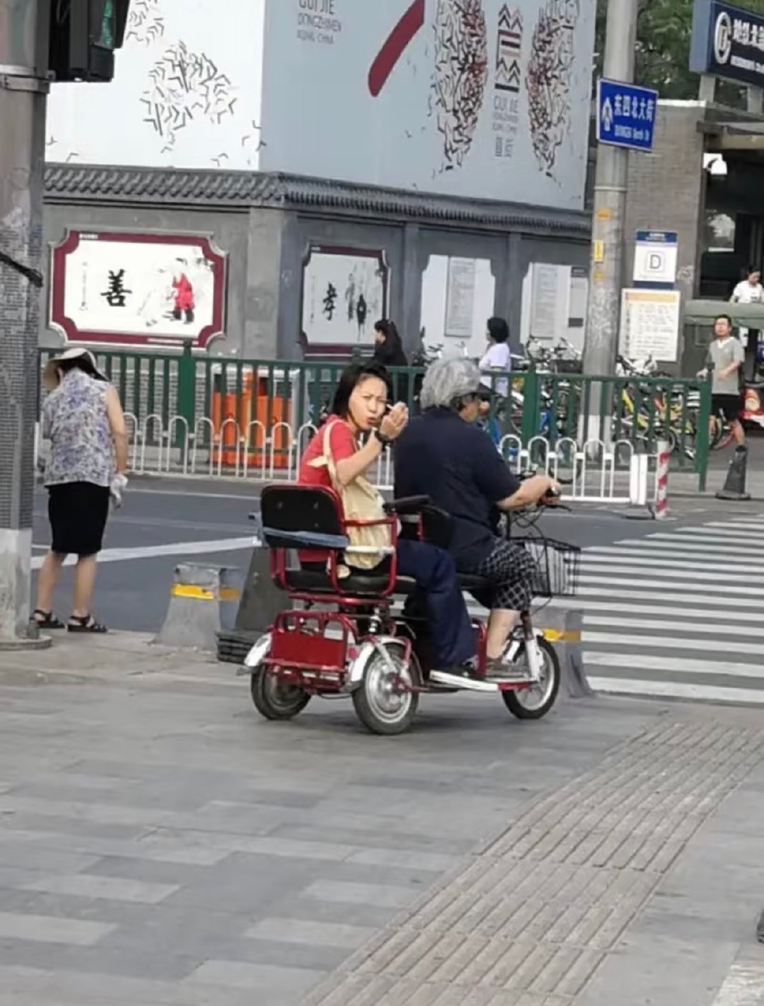 窦靖童 特朴实一北京孩子 考古窦靖童各类路透日常，褪去外界贴上的叛逆标签，私下就