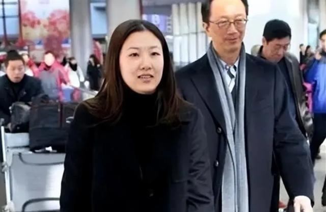 跳水女皇伏明霞如今生活低调幸福，71岁丈夫梁锦松担任南丰集团行政总裁，事业有成。