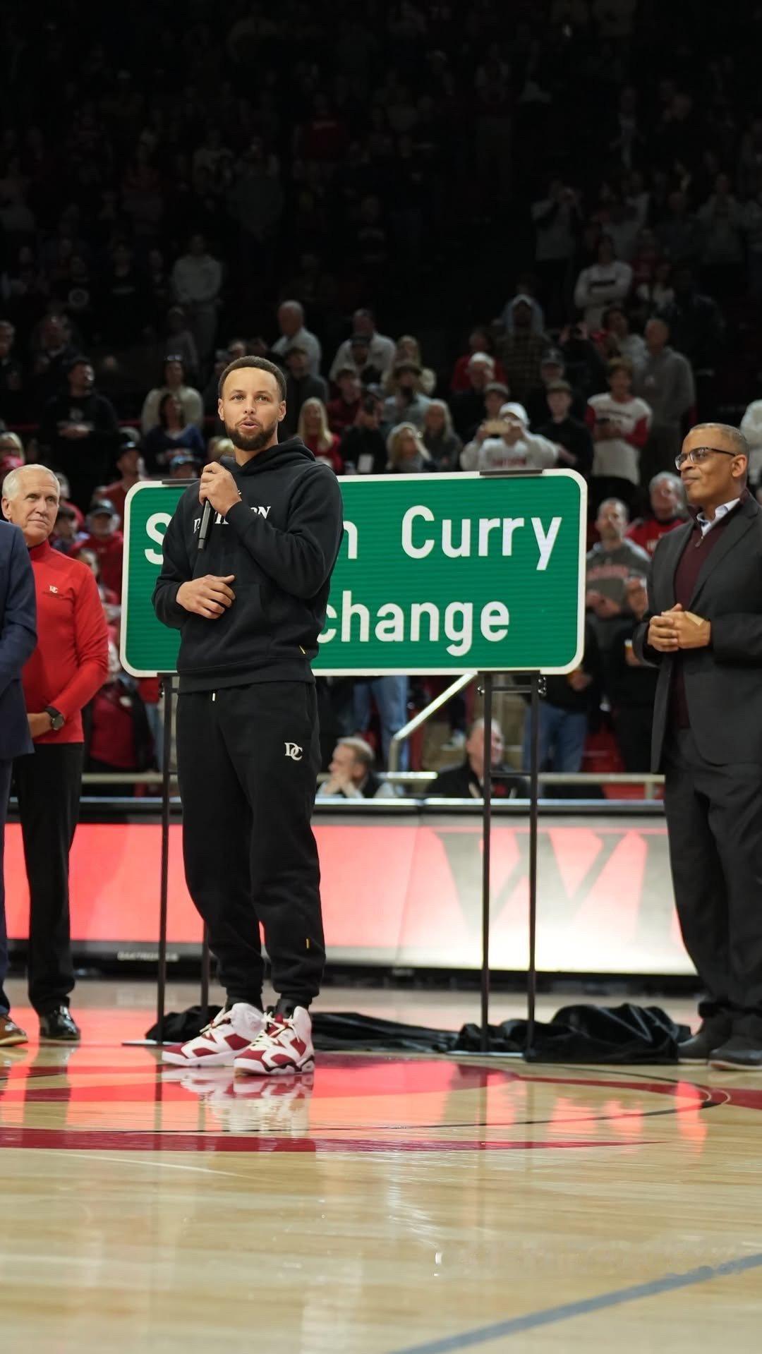 吉米老师IGs更新今日出席库里30号立交的庆祝活动，为斯蒂芬开心❤️新赛季篮不住