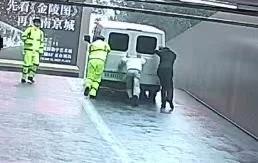 感谢德基安保
今日，我（货拉拉车主）在地库坡道遇车辆动力不足困局，德基商场的安保