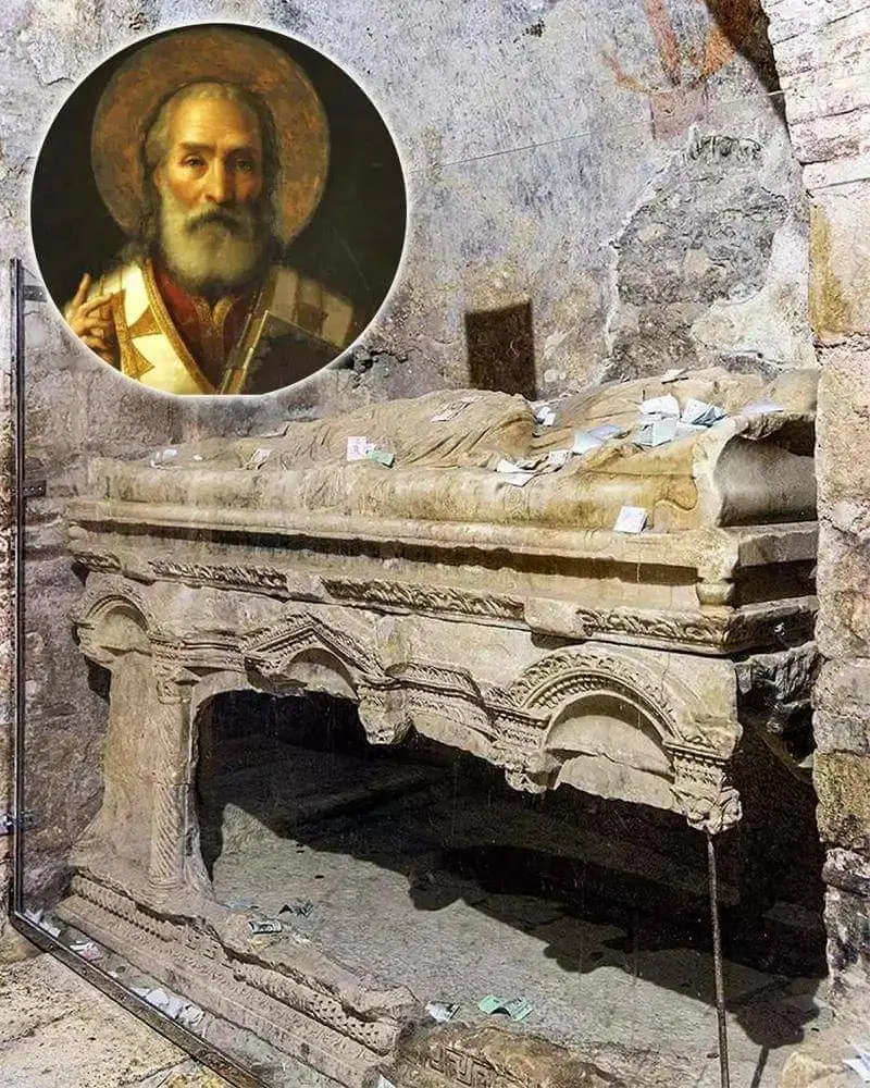 考古学家在土耳其安塔利亚省的一座教堂下发现了圣尼古拉斯的墓地，这是圣诞...