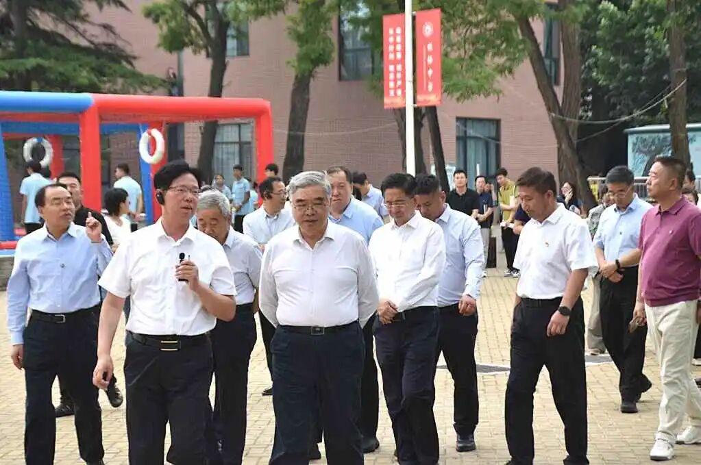晋中经纬中学
16日，董健书记向来宾汇报了经纬中学特色高中建设的基本情况。
全国