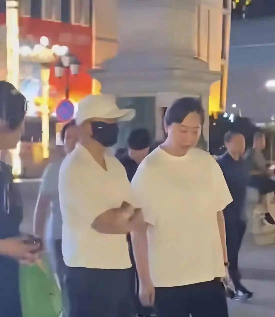 近日，马云现身哈尔滨，在索菲亚教堂区域被路人偶遇，镜头里马云头戴白色帽子，佩戴口
