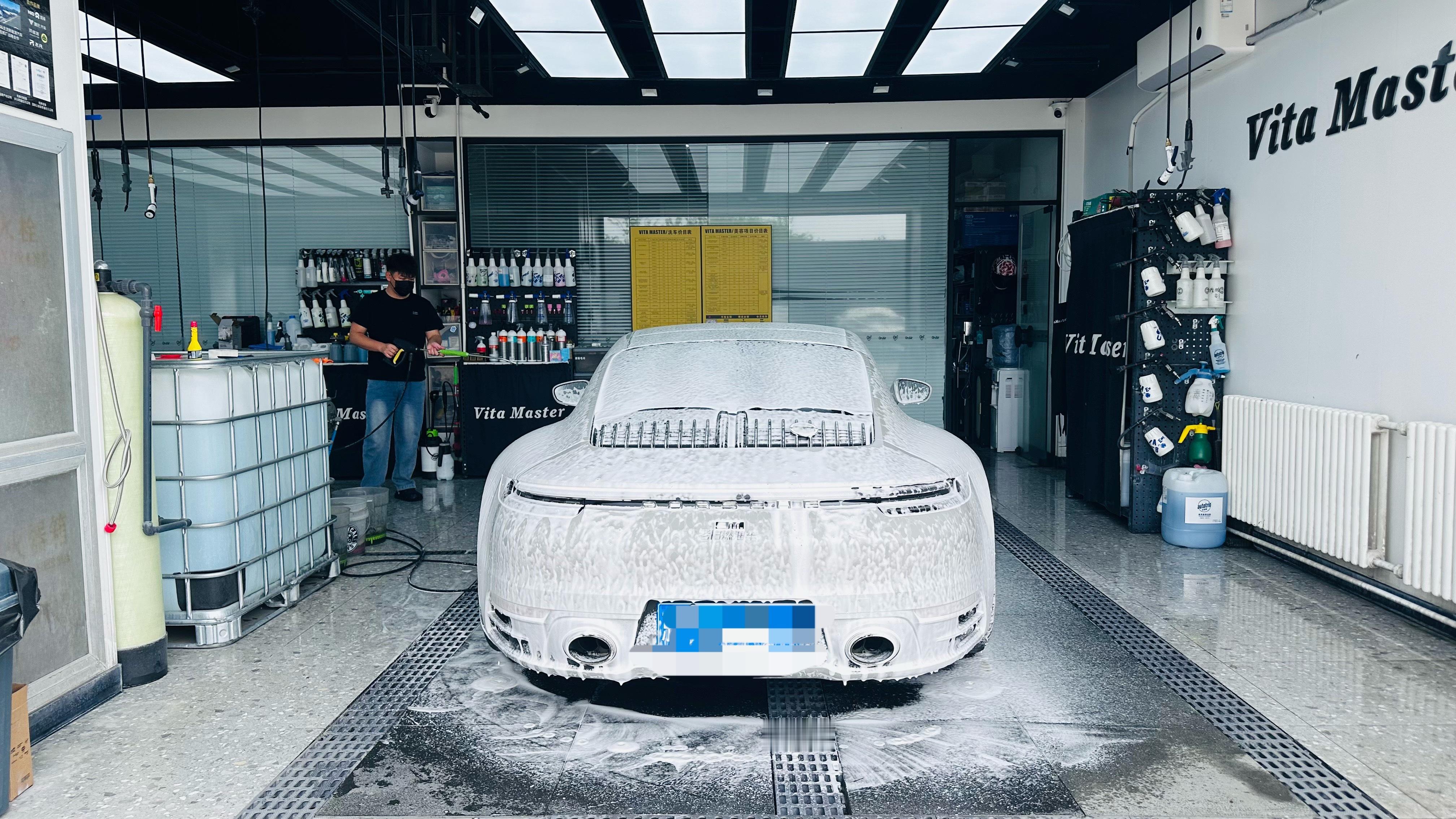 车展的活基本忙完给车洗个澡快成了需要增智慧的泥猴子了 别不正经说车