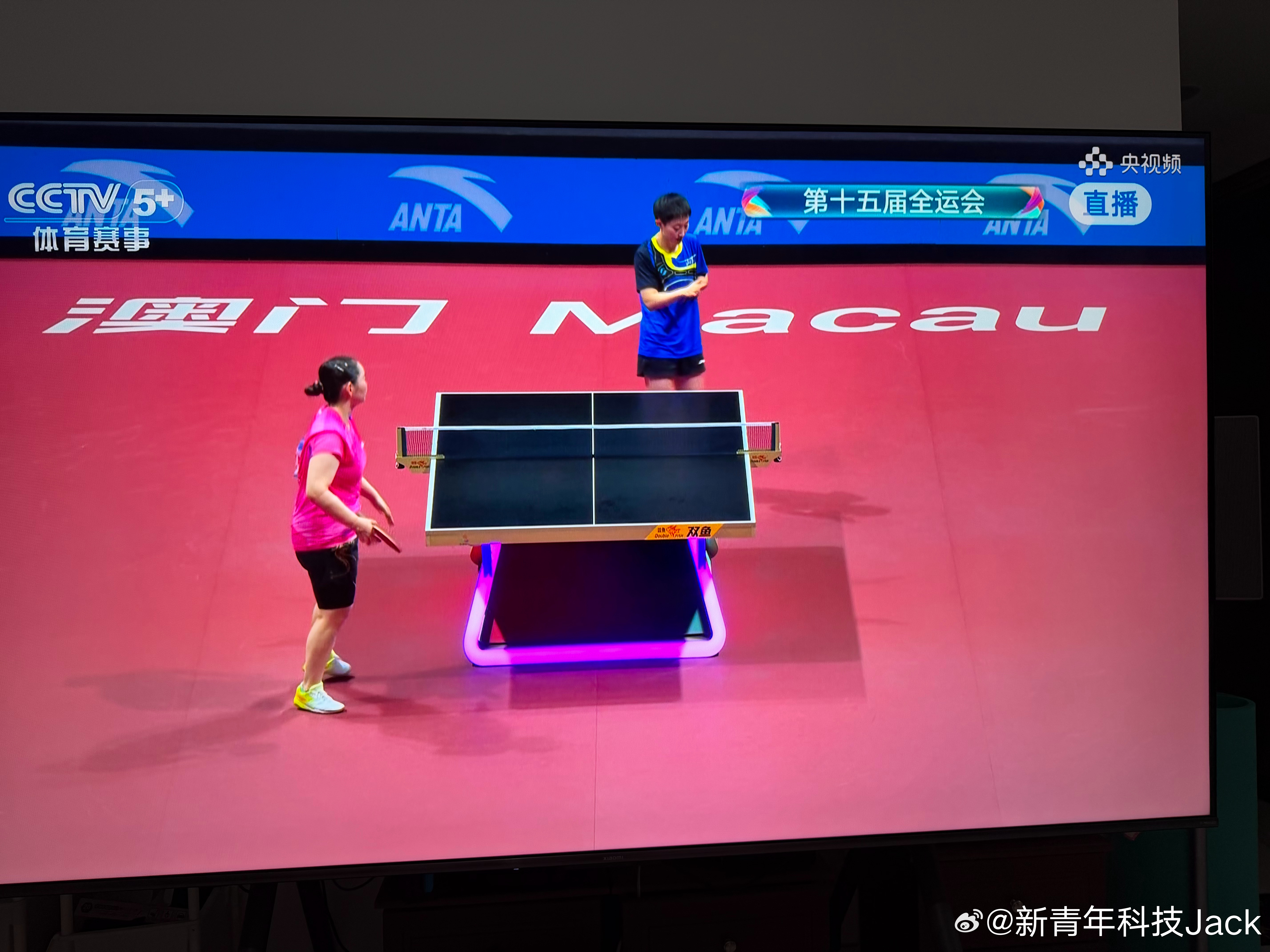 理论实力上何比范强，但何卓佳关键时刻去换了备用球拍，会影响一定的手感啊现场的氛围