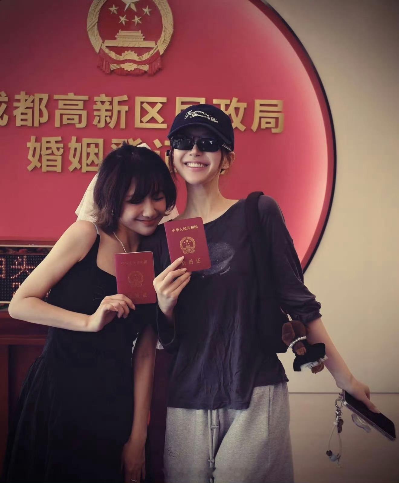 新婚快乐啊赵露思陪魏笑领证魏笑结婚