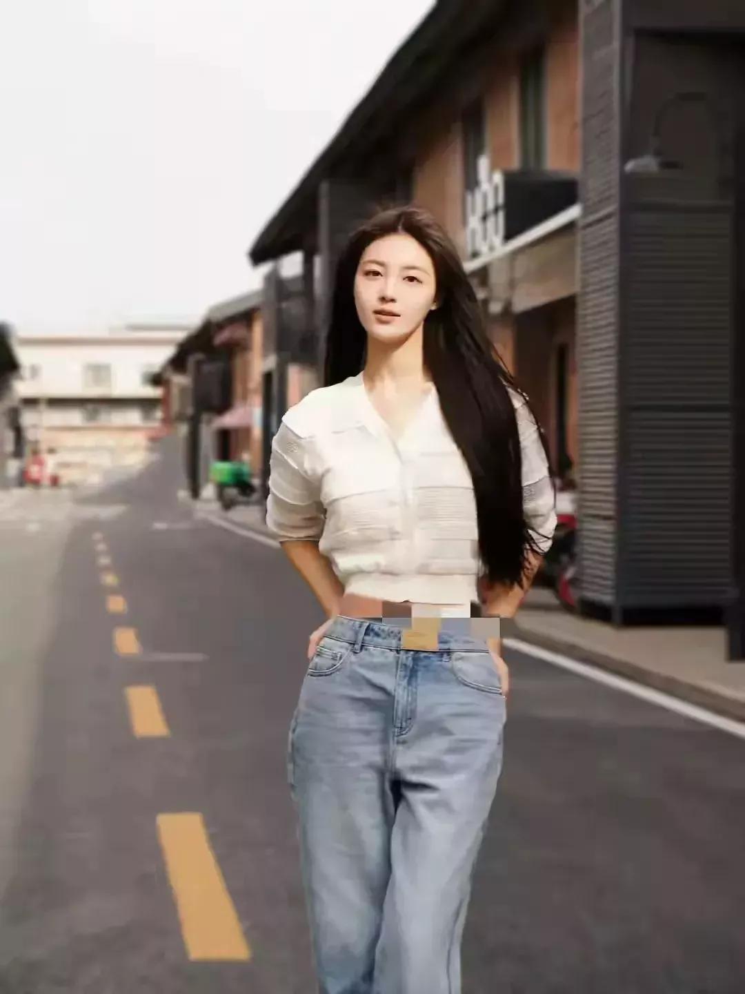 长街落日斜，轻衫缓步行。行自尘远时 晚风徐徐下班路 斜阳渐晚 长桥落叶 行至落璎