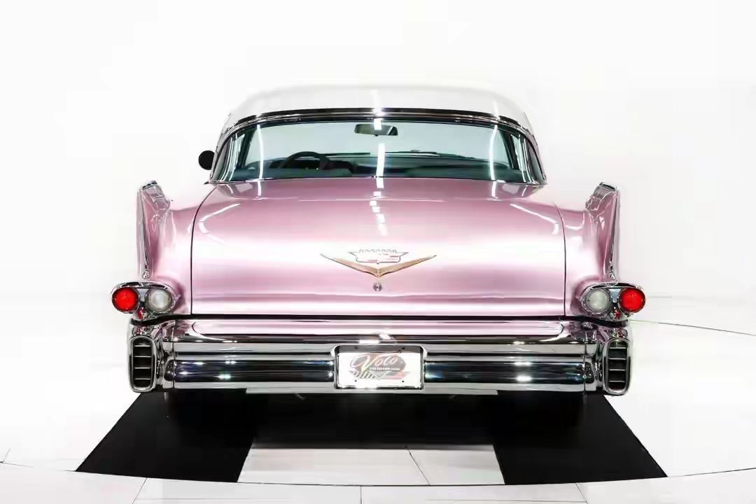 1958 年的凯迪拉克 DeVille 是一款具有代表性的豪华汽车。它在设计上展