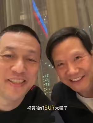 万万没想到李斌和雷军私下里的关系这么好！小米SU7的定价曝光后，李斌祝贺2雷军称