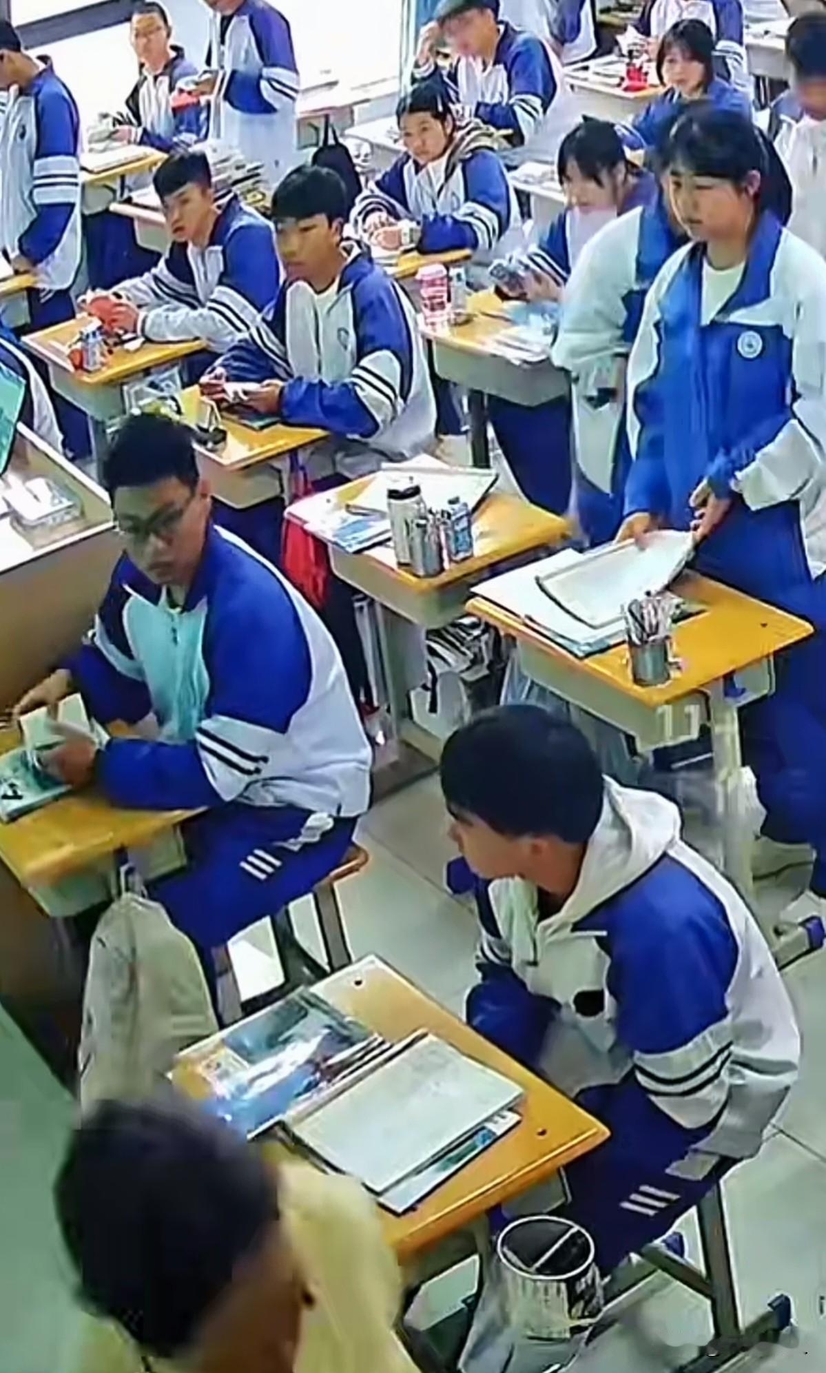 近日，一则高中师生暖心互助的故事，让无数人感受到了校园里的温情与美好，也感动无数